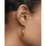 Pdpaola Orecchini Icons Occhio di Tigre Jupiter dettaglio indossato orecchio con pendente quarzo occhio di tigre dorato PG01-376-U