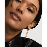 Pdpaola Orecchini Icons Large Jupiter dettaglio indossato primo piano pendente avventurina gialla dorato PG01-090-U