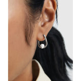 Pdpaola Orecchini La Perla Aura Silver indossati vista laterale, hoop argento rodiato con perla d'acqua dolce AR02-G51-U