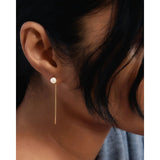 Pdpaola Orecchini La Perla Lyra indossati, perla d'acqua dolce con catena pendente in argento dorato AR01-G57-U