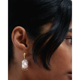 Pdpaola Orecchini La Perla Marea indossati, dettaglio perla barocca pendente con montatura oro su orecchio AR01-G53-U