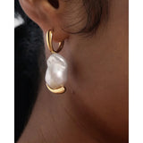 Pdpaola Orecchini La Perla Marea dettaglio indossato perla barocca con cerchio oro 18kt placcato AR01-G53-U