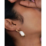 Pdpaola Orecchini La Perla Marea vista indossata dal basso, perla barocca e hoop dorato elegante AR01-G53-U