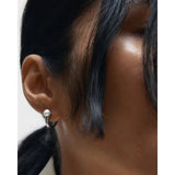 Pdpaola Orecchini La Perla Ondine Silver in argento con perla indossati, dettaglio orecchio vista laterale AR02-G55-U