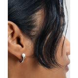 Pdpaola Orecchini La Perla Ondine Silver indossati, dettaglio cerchio argento rodiato con perla vista profilo AR02-G55-U