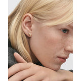 Pdpaola La Perla Serena Stud vista indossata di profilo, orecchino dorato con zircone brillante AR01-E63-U