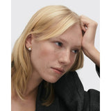 Pdpaola Orecchini La Perla Stud perla d'acqua dolce e argento dorato indossati, vista ravvicinata AR01-E68-U