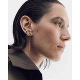Pdpaola Orecchini Minerals Lyra vista laterale indossati con styling multiplo, avventurina verde e oro 18K ARB1-G96-U