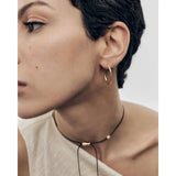 Pdpaola Orecchini Rodeo Halo vista indossata laterale, cerchio dorato ondulato dal design minimalista ARB1-G52-U