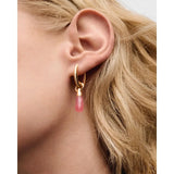 Pdpaola Orecchini Spring Rhodochrosite Jupiter indossati, dettaglio pendente rodocrosite rosa su cerchio dorato PG01-397-U