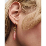 Pdpaola Orecchini Spring Rhodochrosite Large Jupiter indossati, dettaglio pendente rodocrosite rosa su cerchio dorato PG01-396-U