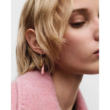 Pdpaola Orecchini Spring Rhodochrosite Large Jupiter indossati su modella, pendenti rodocrosite rosa e pietra marrone PG01-396-U