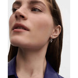 Pdpaola Orecchini Mini Twist Silver argento rodiato indossati, vista laterale con design a nodo contemporaneo AR02-D28-U