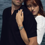 Raymond Weil Millesime Moonphase indossato al polso donna, quadrante miele e bracciale acciaio, vista lifestyle 2145-ST-10001