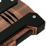 St Dupont Accendino Défi Extrême Spazzolato dettaglio angolo inferiore, finitura rame spazzolato e texture diamantata nera 021407