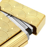St Dupont Accendino Initial Guilloché dettaglio meccanismo apertura e guilloché dorato con finiture cromate 20845