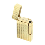 St Dupont Accendino Ligne-2 Guilloche vista aperta con coperchio sollevato e motivo guilloche oro giallo 016284
