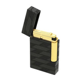 St Dupont Accendino Ligne 2 Monogram 1872 nero e oro aperto, dettaglio meccanismo e doppia fiamma C16179