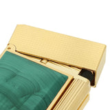 St Dupont Accendino Ligne 2 Stone Of Fortune dettaglio coperchio guilloché dorato e inserto malachite verde naturale C16102