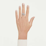 Swarovski Anello Vienna Piuma indossato su mano, design piuma di cigno in Zirconia e placcatura rodio 5757839