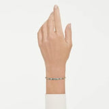 Swarovski Bracciale Imber Gradient indossato su polso, cristalli blu sfumati con finitura oro 18K 5757824