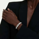 Swarovski Bracciale Una Angelic indossato con cristalli bianchi taglio Cushion e placcatura rodio, vista al polso 5751558