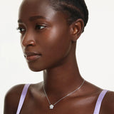 Swarovski Collana Ariana Grande indossata, pendente fiore cristalli e perla su catena placcata rodio 5755817