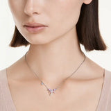 Swarovski Collana Ariana Grande indossata, pendente libellula multicolore con cristalli pastello e catena rodiata 5737383