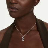 Swarovski Collana Classica indossata, pendente a goccia in argento sterling con zirconi bianchi, vista al collo 5740344