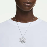 Swarovski Collana Idyllia Snowflake indossata come pendente lungo con cristalli bianchi su catena rodio 5754685