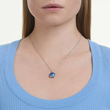 Swarovski Collana Millenia cristallo blu indossata, pendente cushion su catena rodiata vista frontale 5760057