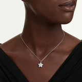 Swarovski Collana Sublima Star indossata, pendente stella con cristalli bianchi su catena rodio, vista dal vivo 5758393