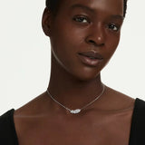Swarovski Collana Vienna Feather indossata, pendente piuma con Zirconia bianche su catenina rodio elegante 5756111