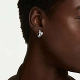 Swarovski Orecchini Matrix Hoop con zirconi bianchi taglio round e placcatura rodio, indossati su orecchio 5753572