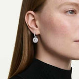 Swarovski Orecchini Sublima Round pendenti con cristalli bianchi e placcatura rodio indossati, design circolare 5738193