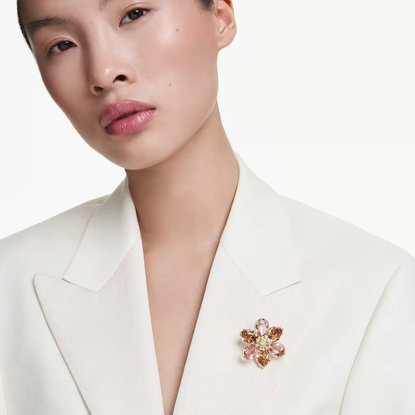 Swarovski Pendente e Spilla Idyllia 5735227 indossata