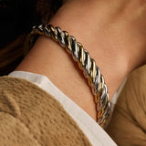 Ti Sento Bracciale Intrecciato bicolore argento e oro giallo indossato al polso, dettaglio lavorazione torchon 23078SY/S
