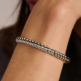 Ti Sento Bracciale Intrecciato argento indossato al polso, dettaglio motivo a torciglione lucido 23095SI/S