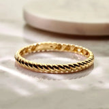 Ti Sento Bracciale Intrecciato su piano in marmo, vista laterale texture ritorta in argento placcato oro giallo 23095SY/S