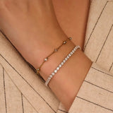Ti Sento Bracciale Perle indossato su polso, dettaglio catena oro con perle e pietre bianche abbinato a tennis bracelet 23076ZY