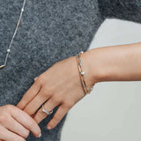 Ti Sento Bracciale Perle indossato su polso donna, perle e strutture dorate su catena argento, stile elegante 23070ZY