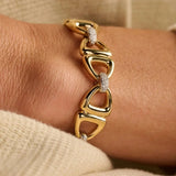 Ti Sento Bracciale Triangoli dettaglio indossato, maglie scultoree oro giallo con elementi pavé di zirconi bianchi 23087ZY/S