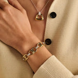 Ti Sento Bracciale Triangoli indossato su polso con collana coordinata, maglie architettoniche oro giallo e zirconi 23087ZY/S