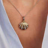 Ti Sento Collana Conchiglia indossata, dettaglio pendente conchiglia oro giallo con zirconi su catena argento 6863ZY
