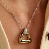 Ti Sento Collana Triangolo indossata, dettaglio pendente oro con bail pavé zirconi bianchi su catena argento 34108ZY/42