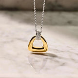Ti Sento Collana Triangolo dettaglio pendente triangolare gold-plated con zirconi bianchi su piano marmo 34108ZY/42