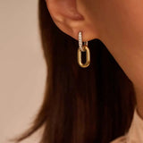 Ti Sento Orecchini Pendenti indossati, dettaglio anello oro giallo e creola con zirconi bianchi su argento 7831ZY
