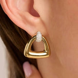Ti Sento Orecchini Triangoli indossati, dettaglio forma triangolare oro giallo con zirconi bianchi pavé all'apice 78034ZY