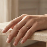 Anello Tryo in Oro Giallo e Diamanti indossato