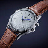 Vulcain Cricket Titanio dettaglio quadrante guilloché con indici argentati, lancette blu e corona laterale 142268G13.BAN229